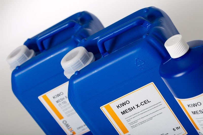 Kiwomesh,  Et rengjørings- og avfettingsmiddel til silketrykksduk. Forbedrer flyteegenskaper, heft og motvirker statisk opplading. Finnes i ulike typer for ulike bruksområder.